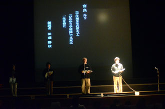 朗読劇「殉職」で、出演者9人が台本を感情を込め読み上げ、当時の状況を浮き彫りにした=石垣市民会館
