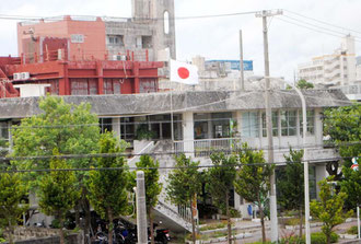 市教委に掲げられた半旗(14日午後)