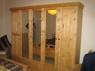 Kiefernholzschrank mit einem Grauschleier