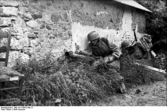 German Fallschirmjaeger tankhunter team (courtesy Bundesarchiv)