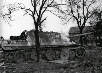 Unteroffizier Karl-Heinz Danisch Jagdpanther No 131 of Schwere Panzerjäger-Abt. 654 in March 1945 (Photo Schmitt/Ohnenheim)