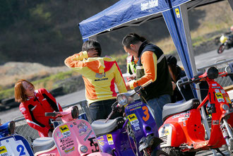 練習走行を終えたライダーとサポートメンバーたちの雰囲気が、このレースを象徴している。とにかくどの顔も、本当に楽しそうなのだ