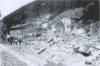 La Buisserate, après le passage des bombardiers. La boulangerie, la mercerie et la ferme Gaude ont été détruites. Dans cette attaque, M. Gaude a perdu sa femme et deux de ses enfants. Un autre avait été grièvement blessé.