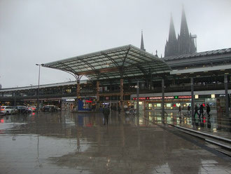 Kölner Bahnhof und dahinter der Dom