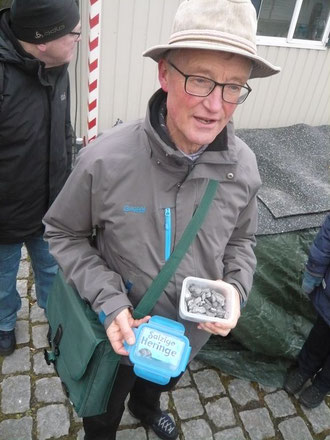 Nicht in einer NWZ verpackt wie früher, aber genauso lecker,. Es gibt wieder Fisch am Oldenburger Hafen.