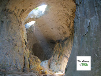 Höhle Gottesaugen, auch Karlukovo Höhle oder Prohodna Höhle in Bulgarien genannt