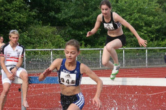 Alicia Südholt (946) löste als Zweite im 1500-m-Hinderslauf der U18 bereits ihr zweites DM-Ticket