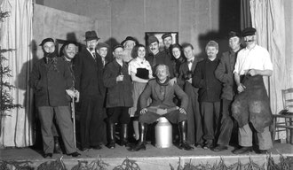 In den 1950 er Jahren waren die Jahresfeiern beim Gesangverein mit Theateraufführungen in der Turnhalle beliebt. Hier eine Aufnahme aus dem Jahr 1947. Wir suchen jetzt entsprechende Bilder aus den 1970 er Jahren.