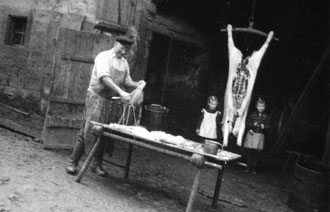 Hausschlachtung im Derdinger Unterdorf in den 1950er Jahren.