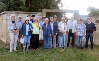 Teilnehmer der Exkursion vor dem Friedhofseingang in Eppingen.