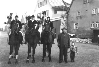 Lange ist es her: Lichtmessreiter 1965 mit ihren Mühlkuchen im Unterdorf