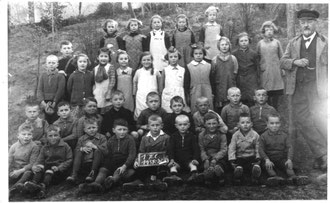 „Sickinger Schulklasse 1937/38 mit Lehrer Uez“