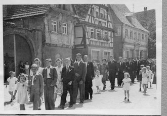 Ein Hochzeitszug war vor 70 Jahren in Oberderdingen durch die Brettener Straße noch durchaus möglich, heute wohl nicht mehr.