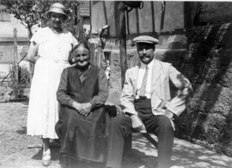 An der Sulzfelder Straße im Unterdorf – sie hieß damals noch Kürnbacher Straße, wohnten: Emma Friedrich, Luise Treffinger und Christian Treffinger