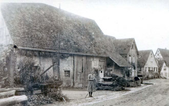 Die Aufnahme zeigt das Unterdorf an der Einmündung der damaligen Kürnbacher Straße im Jahre 1942