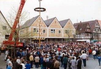 1988 – Blanco stiftet den ersten Maibaum.     