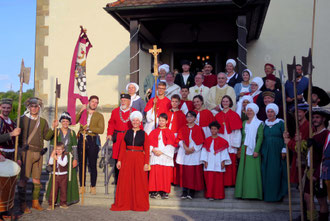 Nach dem Festgottesdienst standen die Landsknechte vor St. Magdalena in Sickingen Spalier.