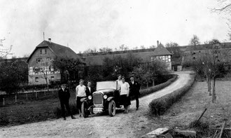 Beim Weingut Kern anfangs der 1930er Jahre. Das Württembergische Nummernschild III D bezieht sich auf den Neckarkreis (mit den Oberämtern Heilbronn, Leonberg, Ludwigsburg, Marbach und Maulbronn)   