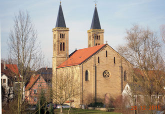 Die evangelische Liebfrauenkirche in Zaisenhausen wurde 1836 erbaut. Die zwei Kirchtürme sollen an die beiden früheren Dorfkirchen erinnern.