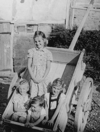 Auf dem Derdinger Bild sind (von links) Gretl Hirsch, Erika Klenk und Marianne Landauf zu sehen. Der Bub war auf Besuch da und kam aus der Stadt.