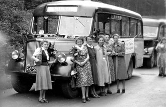 Dies sind Ausflugsteilnehmer des Derdinger ev. Kirchenchors, der Autonummer des Omnibusses nach war dies vor 1955, das „A.W.“ steht für „Amerikanische Besatzungszone Württemberg“