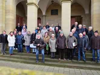 Teilnehmer der Kirchenführung vor dem Portal der Liebfrauenkirche in Zaisenhausen.