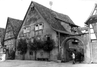 Anwesen Gotthilf Glöckler an der Brettener Straße in den 1960er Jahren, heute steht dort die Sparkasse.