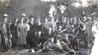 Wer weiß noch etwas über den „Club der Harmlosen“, oder erkennt die Teilnehmer des Bildes von 1932 aus einem Sickinger Fotoalbum?