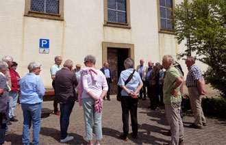 Zwanzig heimatgeschichtlich Interessierte ließen sich von Dr. Exner über die Kirche in Bauerbach informieren.