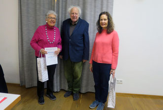 Geehrt wurden für 25-jährige Mitgliedschaft im Heimatkreis Frau Holme-Knitt und Frau Eva Obarius. Der Vorsitzende dankte ihnen mit einem für Oberderdingen typischen Geschenk.