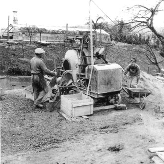 Die heutigen Baumaschinen unterscheiden sich schon größenmäßig von denjenigen der Nachkriegszeit. Besonders an profanen Dingen erkennt man „Zeitenwenden“. Mit diesem Betonmischer wurde das Laurentiusheim gebaut.