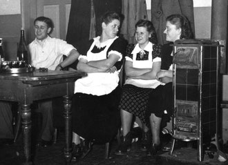 Hier wartet Maria Ley mit der Bedienung in der Germania auf Gäste.