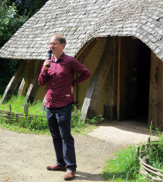 Karl Banghard, Direktor des Archäologischen Freilichtmuseums in Oerlinghausen, wird uns im August persönlich durch den prähistorischen Alltag führen.