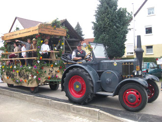 Mundharmonikaorchester beim Umzug des TV Großvillars.