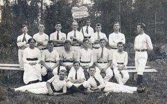 Turnverein Derdingen in den 1920-er Jahren, wohl nach einem Festumzug.