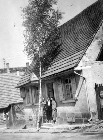 Adlerwirts Eheleute in den 1960er Jahren in Großvillars mit einem Maien, ähnliche Bilder sucht unser Verein, alte Ortsansichten möchten wir in einer Broschüre nächstes Jahr zeigen