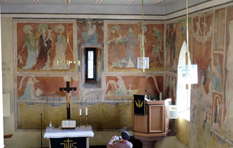 Blick auf die Nord-Ost Ecke in der Sebastians-Kirche. Der untere Teil der Malerei ist als Vorhangmalerei ausgeführt.