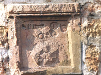 Sandstein mit Inschrift von 1580 an der Pfarrscheuer im Amthof