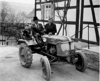 Sonntagsausflug mit dem neuangeschafften Schlepper. Das Nummernschild zeigt, dass Derdingen in der „Amerikanischen Besatzungszone“ lag.