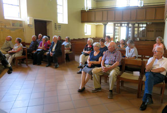 Frau Kolb, der Vorsitzenden des Kirchengemeinderats gelang es, dem interessierten Publikum das eindrucksvolle Bildprogramm der Sebastiankirche fachkundig zu erläutern.