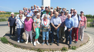 Exkursionsteilnehmer beim Denkmal für die Kriegsopfer der zwangsrekrutierten Elsässer und Lothringer in Obernai.