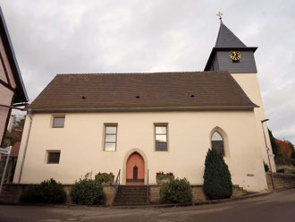 In der Sebastian-Kirche in Bahnbrücken befinden sich wertvolle Wandmalereien aus dem 15. Jahrhundert.