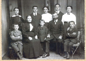 Hier das beschriebene Bild, kennt jemand diese Familie?