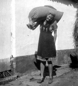 Der Name der „Flüchtlingsfrau“, die um 1950 in Derdingen aufgenommen wurde, ist nicht mehr bekannt.  