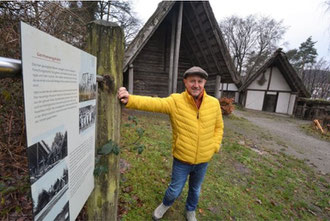 Im Archäologischen Freilichtmuseum Oerlinghausen wird der prähistorische Alltag wieder lebendig. Karl Banghard ist seit zwanzig Jahren Direktor dieses Museums, er wird uns bei unserer Exkursion begleiten.