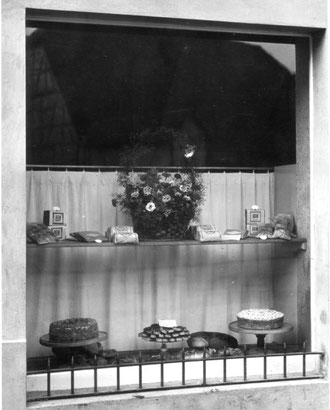 Schaufenster der Bäckerei Seyfried in Derdingen um 1950.