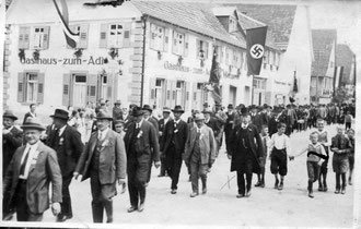 Großer Festumzug in Oberderdingen, der Anlass ist bisher unbekannt.