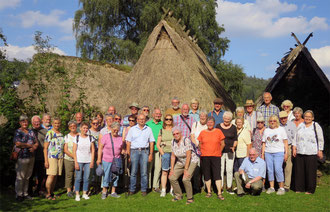 Exkursionsteilnehmer vom Heimatkreis Oberderdingen und vom HKTV-Zaisenhausen im Freilichtmuseum Oerlinghausen.