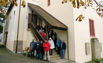 Pfarrer Wolfgang Max (erster von links) führte uns kompetent durch die St. Andreaskirche in Oberacker. Sie wurde 1983 grundlegend renoviert und weitgehend in ihren früheren Zustand versetzt.