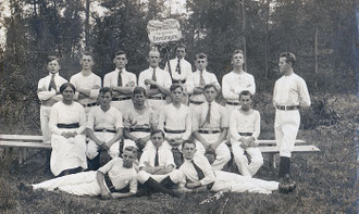 Unter dem Titel (Arbeiter-)Turnverein Derdingen kam das Foto in unser Archiv. Bekannt sind: vorne rechts liegend Wilhelm Weigele und vorne stehend Ernst Walter. Wer kennt die anderen Personen? Was war der Grund der Aufnahme?